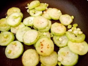 胖子吃生瓜蛋,一场味蕾与勇气的较量