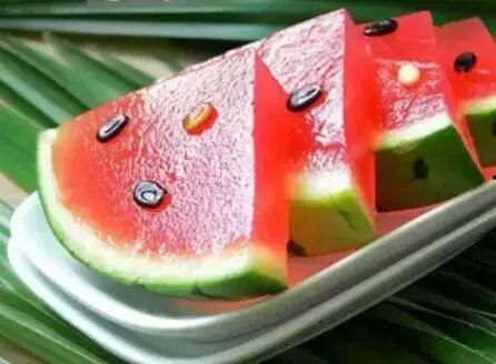 帮对象吃瓜,情侣共享的甜蜜瞬间